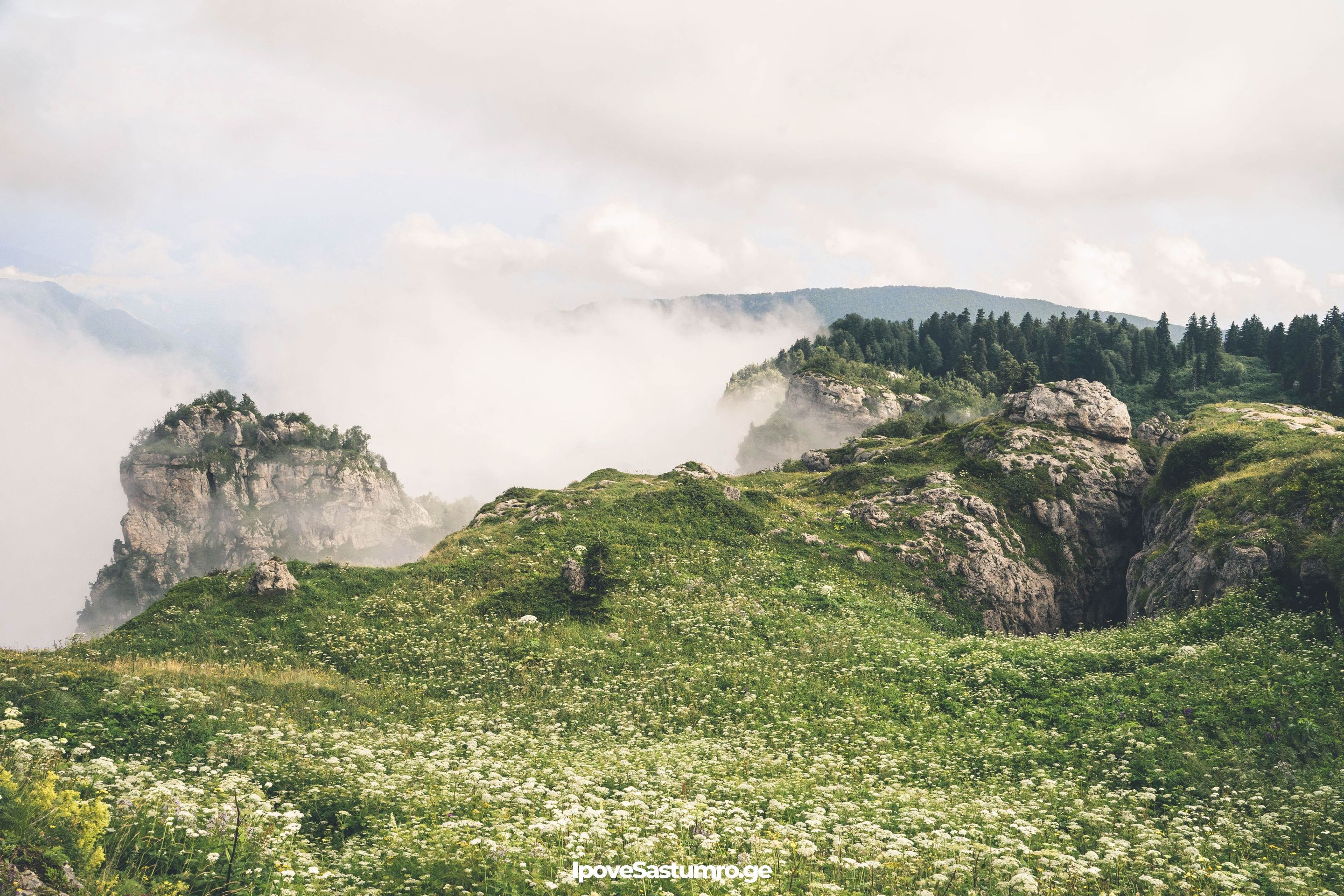 ხვამლის მთა ღრუბლებით - Khvamli mountain with clouds