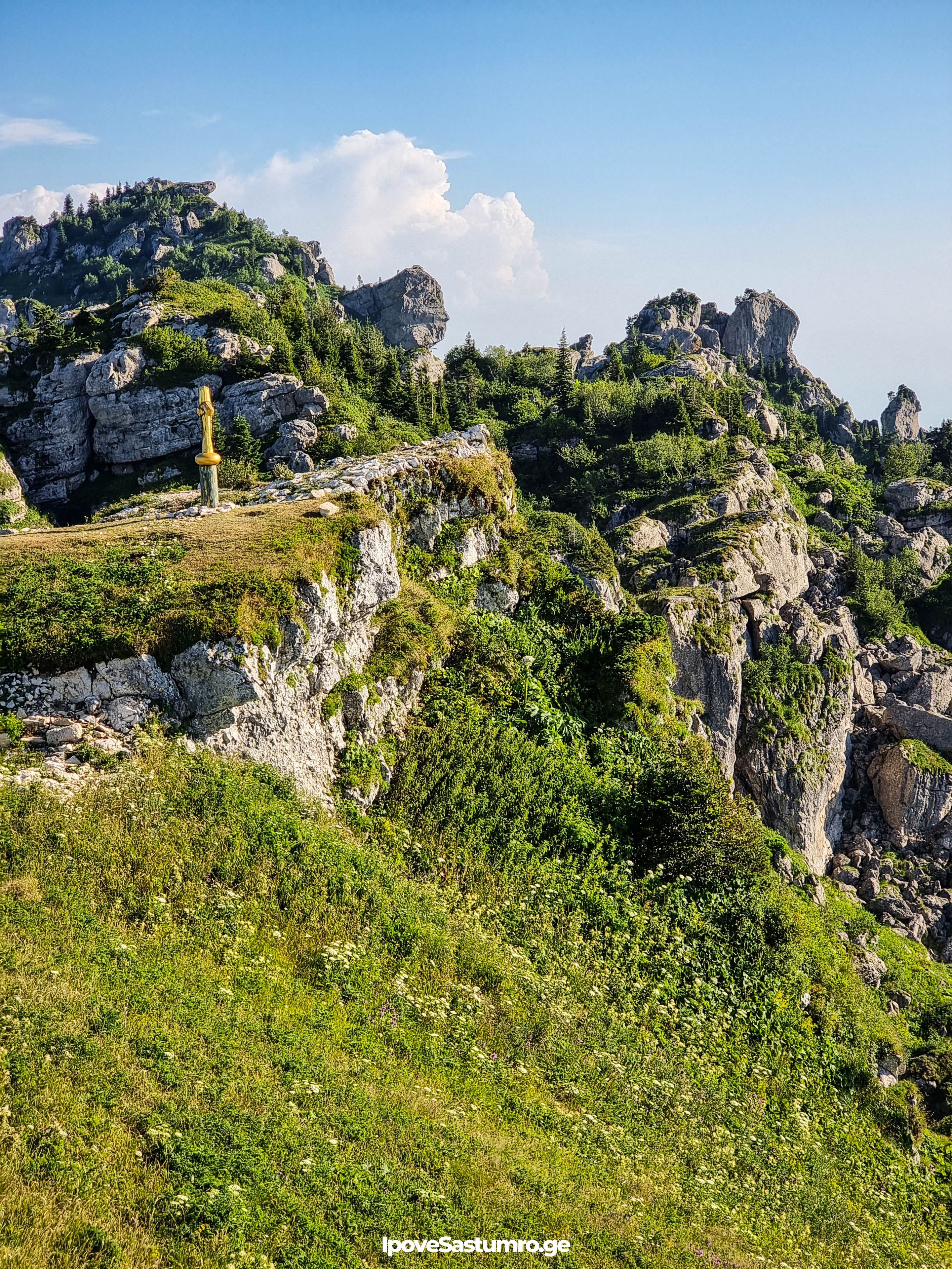 ჯვარი ხვამლის მთაზე - Cross on Khvamli mountain