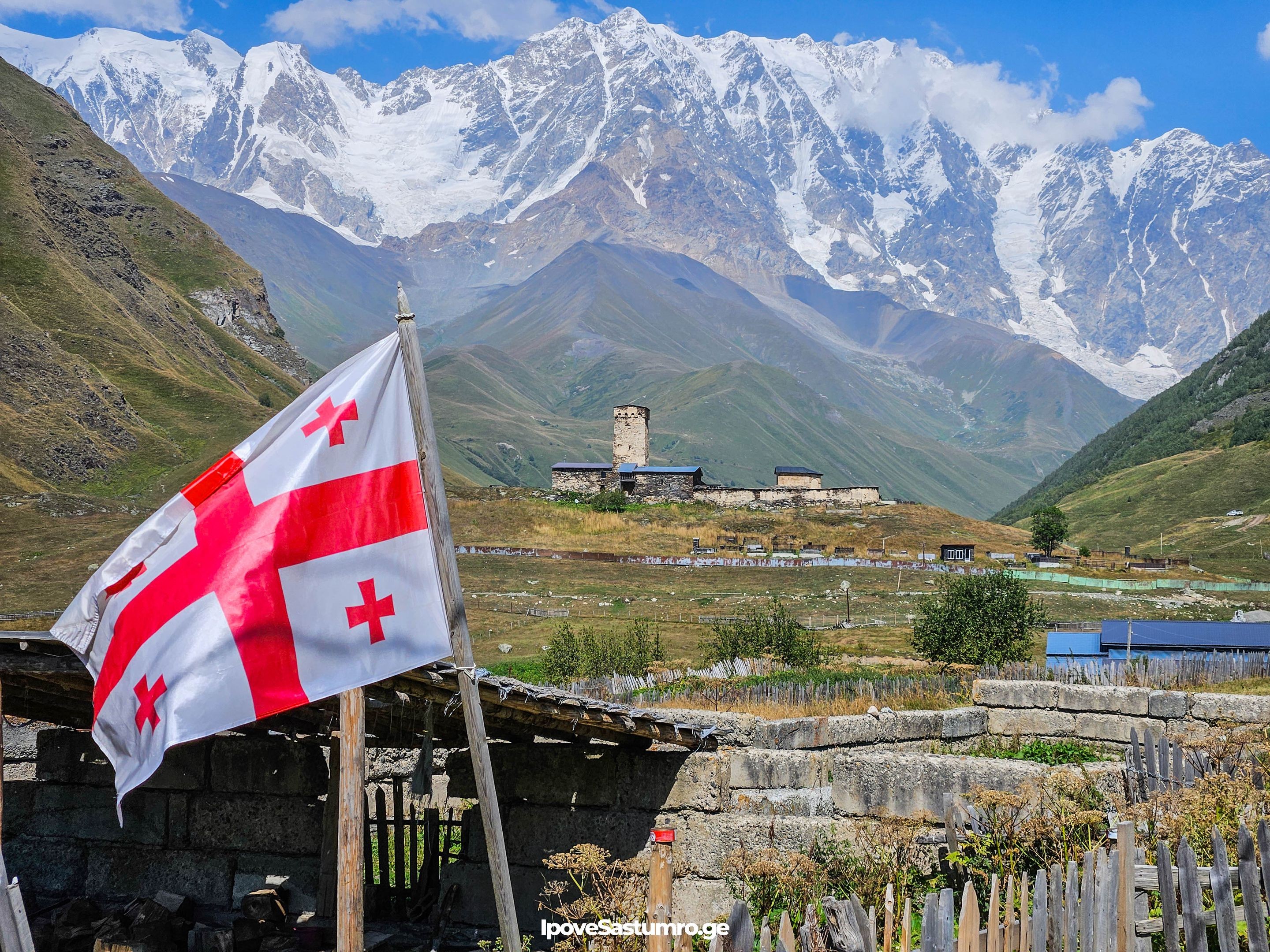 უშგული საქართველოს დროშით და ლამარიას ეკლესიით